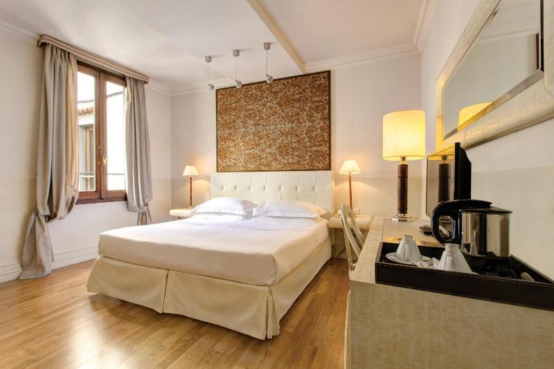 Deluxe Double or Twin Room image 4