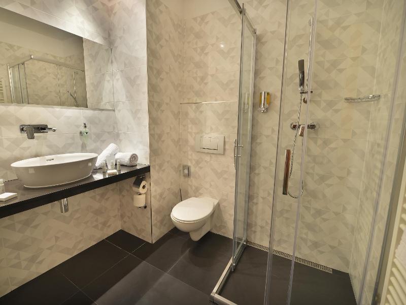 Double or Twin Room image 3