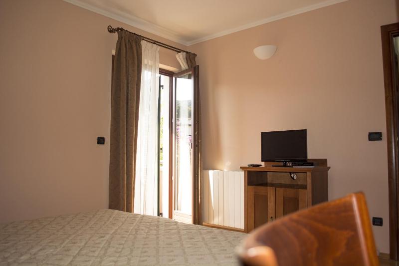 One-Bedroom Apartment with Sea View (4 Adults) image 2
