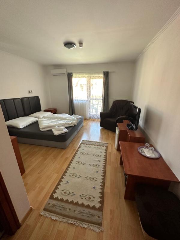 Double Room with Balcony image 3