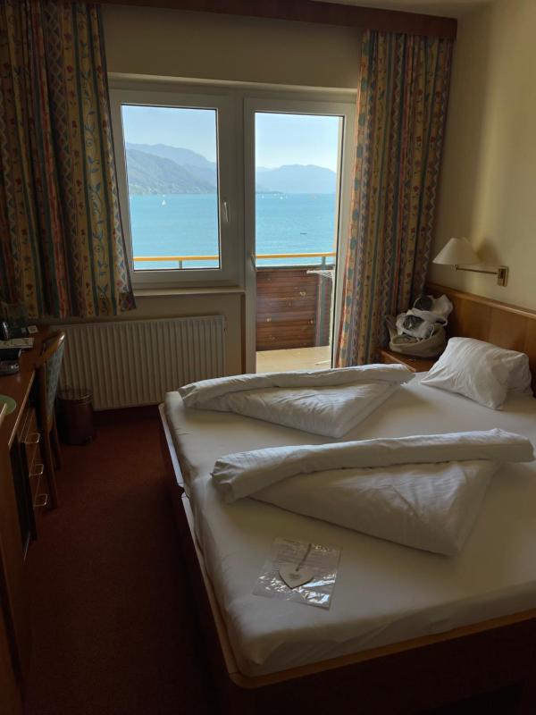 Double Room with Balcony and Lake View image 3