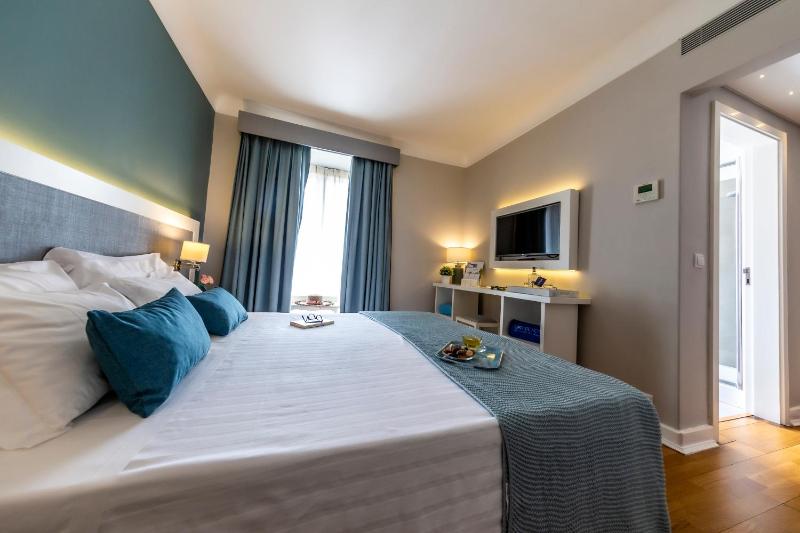 Double Room with Balcony image 3