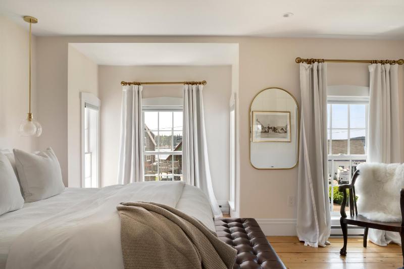 Deluxe Queen Room - Captain's Cabin image 4