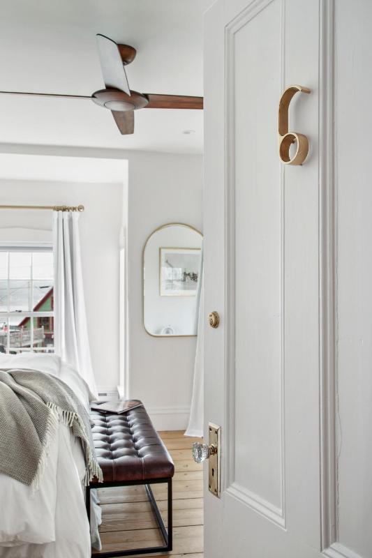 Deluxe Queen Room - Captain's Cabin image 3