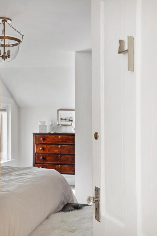 Queen Room - Port Hole image 1