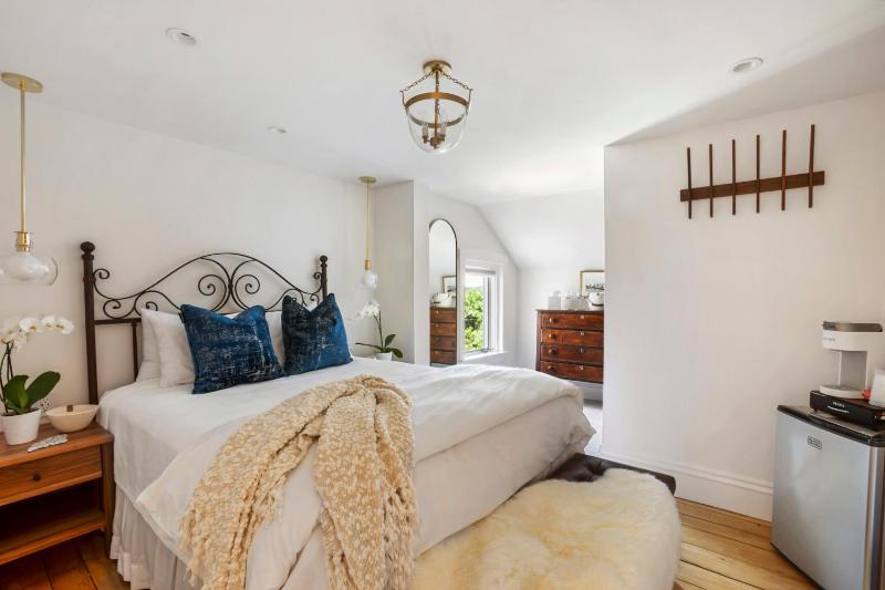 Queen Room - Port Hole image 3