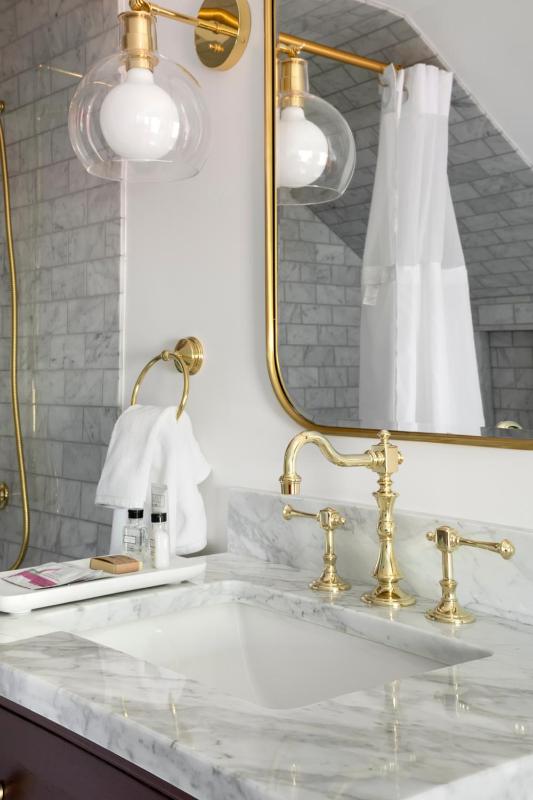 Queen Room - Port Hole image 4