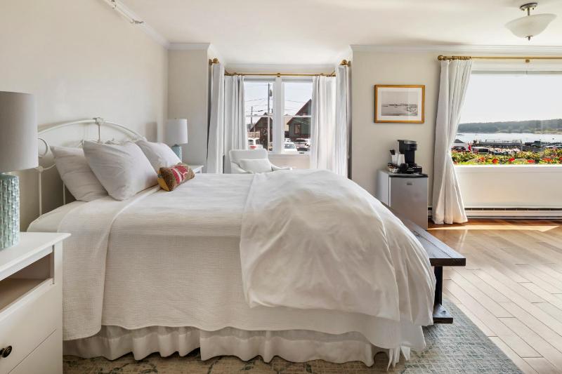 Queen Room - Sunset image 4