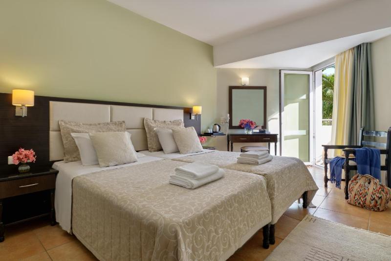 Twin Room image 4