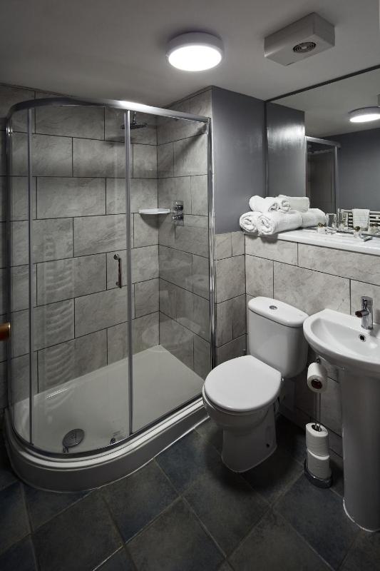 Twin Room with Private Bathroom image 4