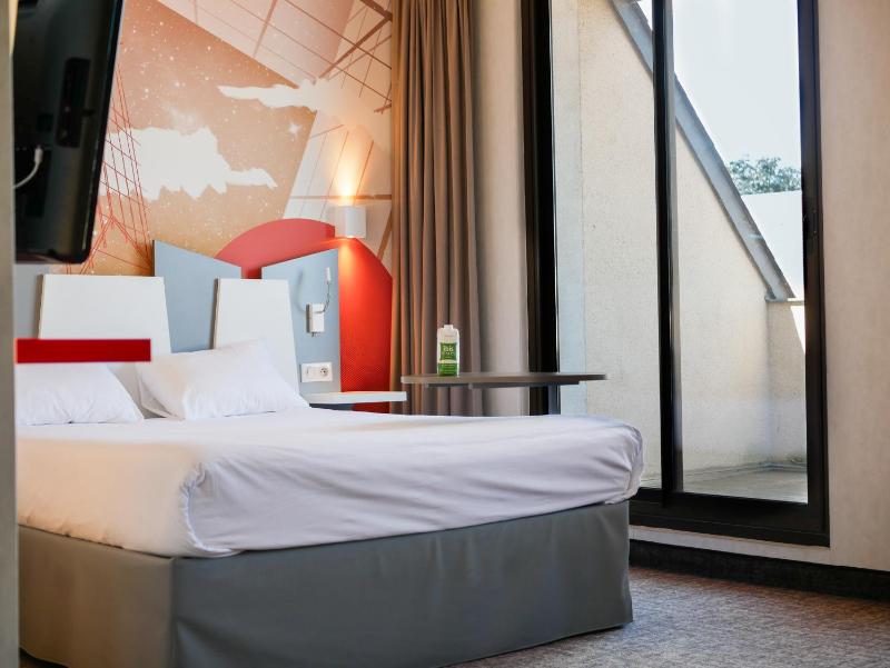 Classic Room with Balcony image 4