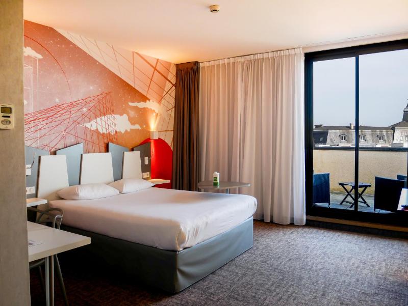 Classic Room with Balcony image 3