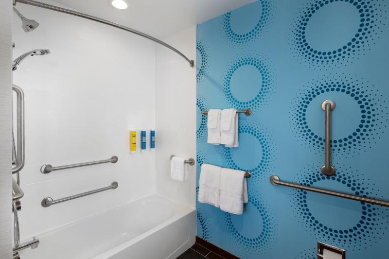 Queen Room with Two Queen Beds - Mobility Access image 2