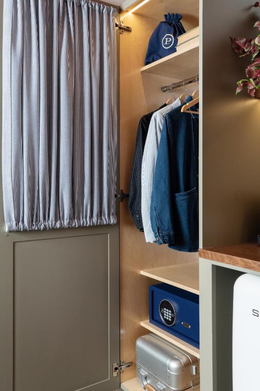 King Room with Roll-In Shower - Disability Access image 4