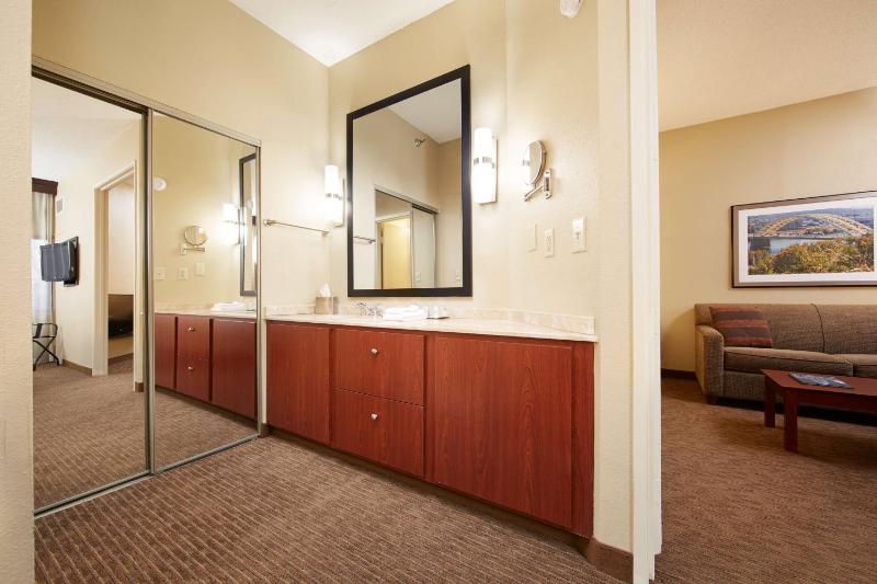 Two-Room King Suite with Sofa Bed - Non-Smoking image 4