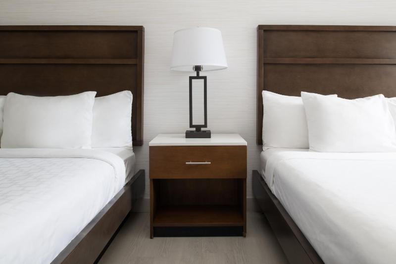 Queen Room with Two Queen Beds and Roll-In Shower - Disability Access/Non-Smoking image 2