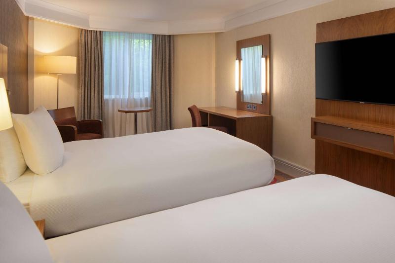 Twin Room image 4