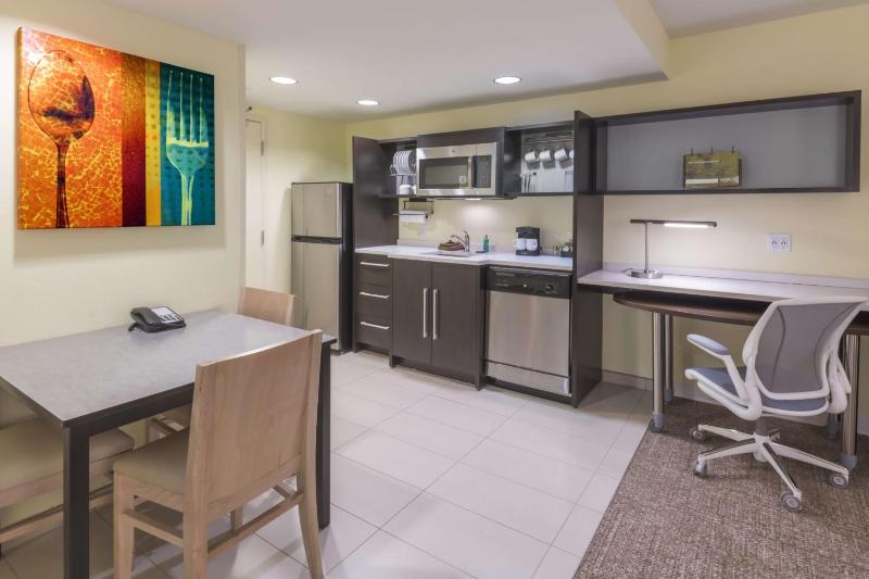 One-Bedroom Queen Suite - Non-Smoking image 3