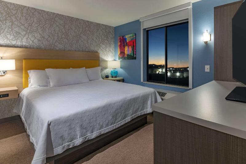 One-Bedroom King Suite with Mountain View - Non-Smoking image 2