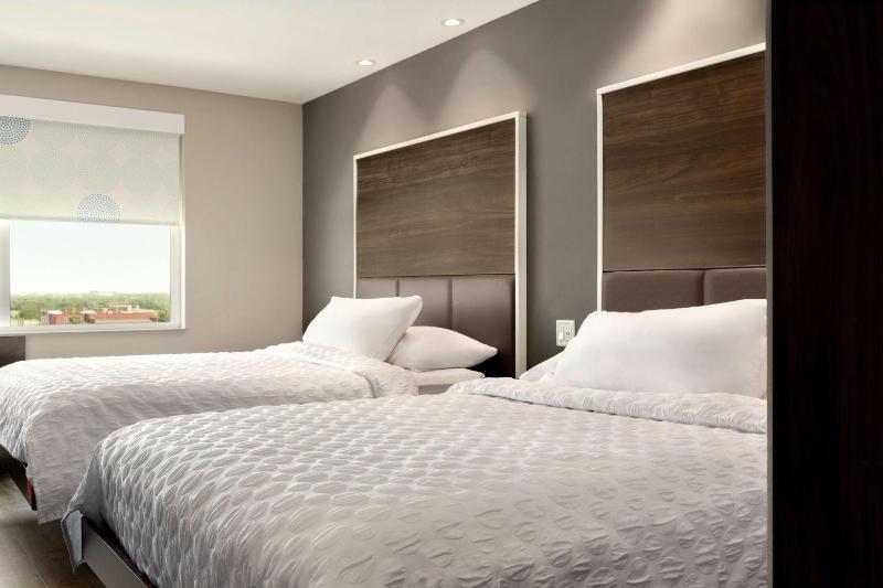 Queen Room with Two Queen Beds image 4