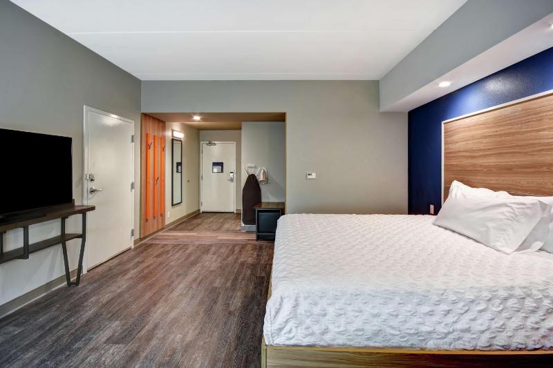 King Room with Bath Tub - Mobility Access image 3