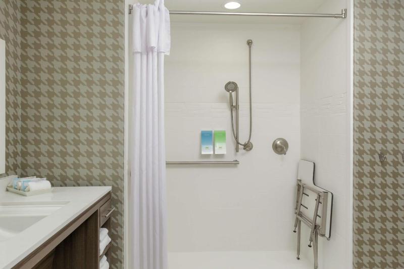 Studio with Two Queen Beds and Roll-In Shower - Mobility and Hearing Access/Non-Smoking image 2
