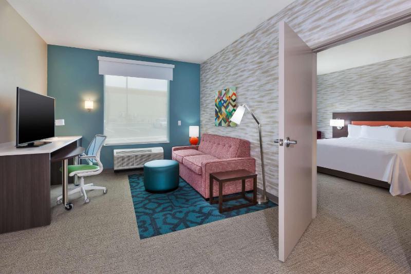King Suite with Roll-In Shower - Non Smoking image 3