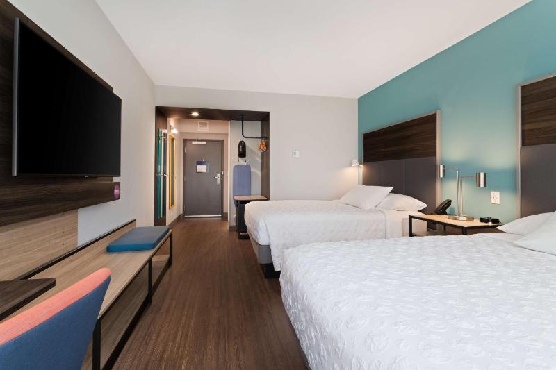 Queen Room with Two Queen Beds image 3