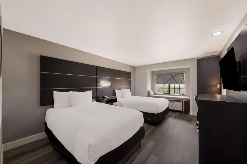 Double Room with Two Double Beds and Bath Tub - Disability Access/Non-Smoking image 3