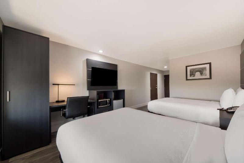 Double Room with Two Double Beds and Bath Tub - Disability Access/Non-Smoking image 4