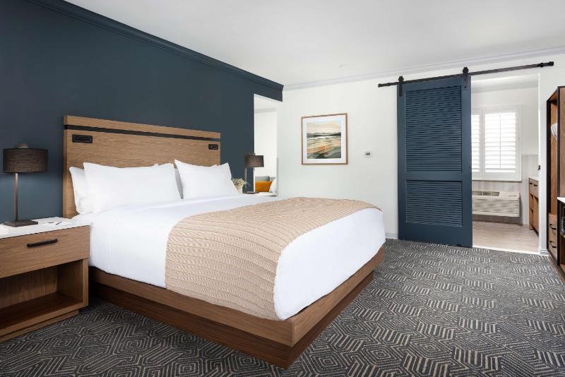 Deluxe King Room with Sofa Bed image 3