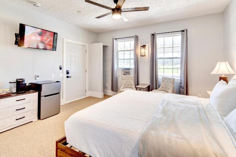 Deluxe King Suite image 2