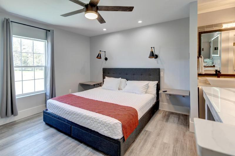 King Suite image 2