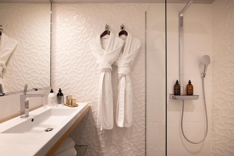 Deluxe Double or Twin Room image 4