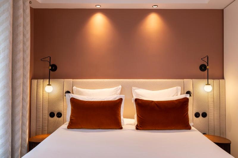Deluxe Double or Twin Room image 2