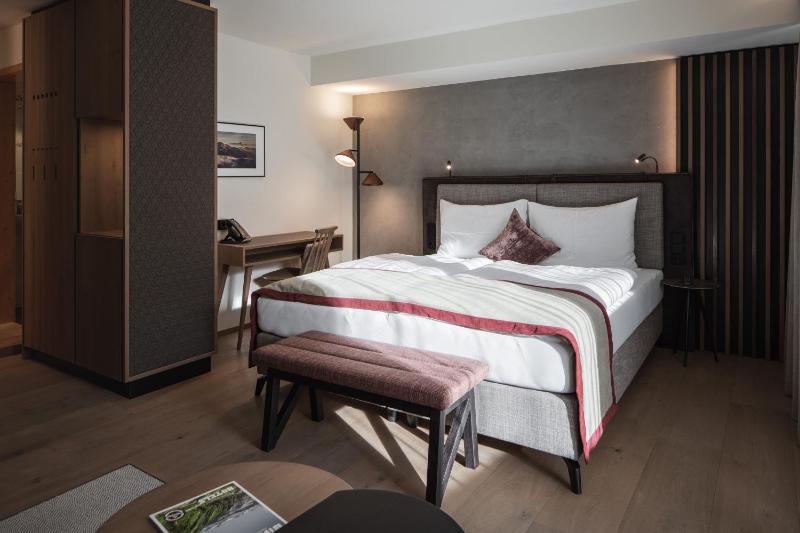 Superior Double Room with Balcony image 1