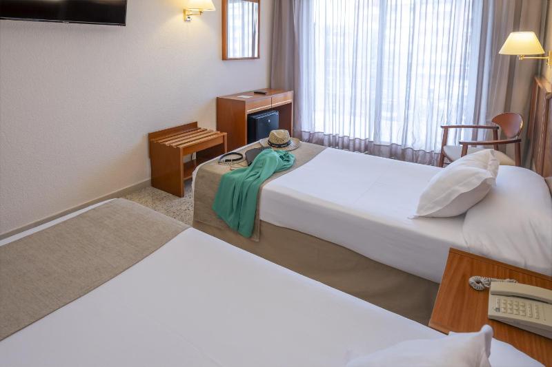 Twin Room with Balcony image 3