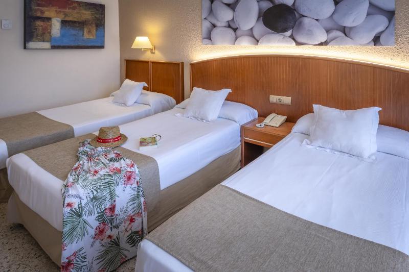 Twin Room with Extra Bed and Balcony (2 Adults + 1 Child) image 4