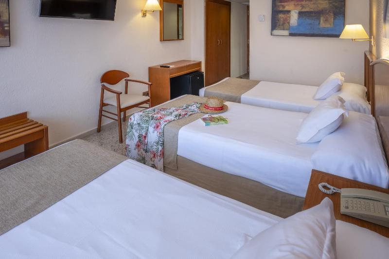 Twin Room with Extra Bed and Balcony (2 Adults + 1 Child) image 3