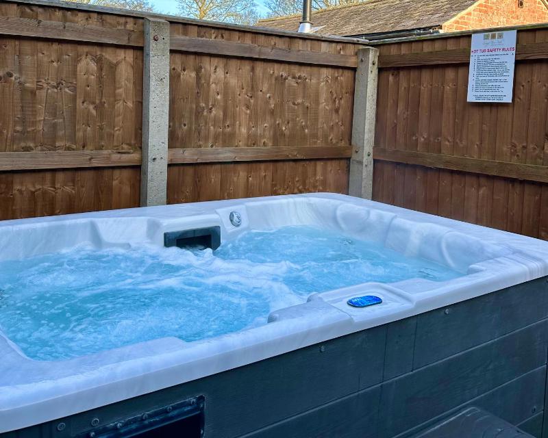 King Room with Hot Tub (No pets) image 4