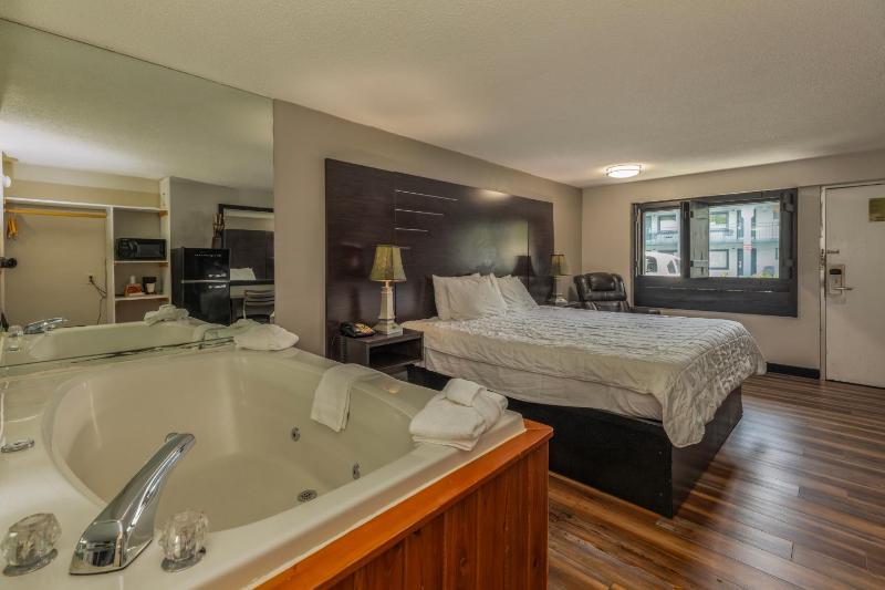 King Room with Spa Bath image 2