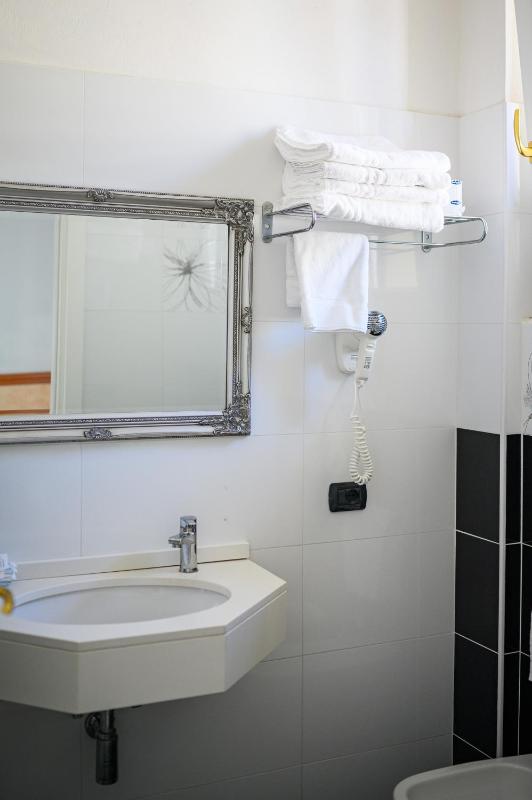 Double or Twin Room image 3