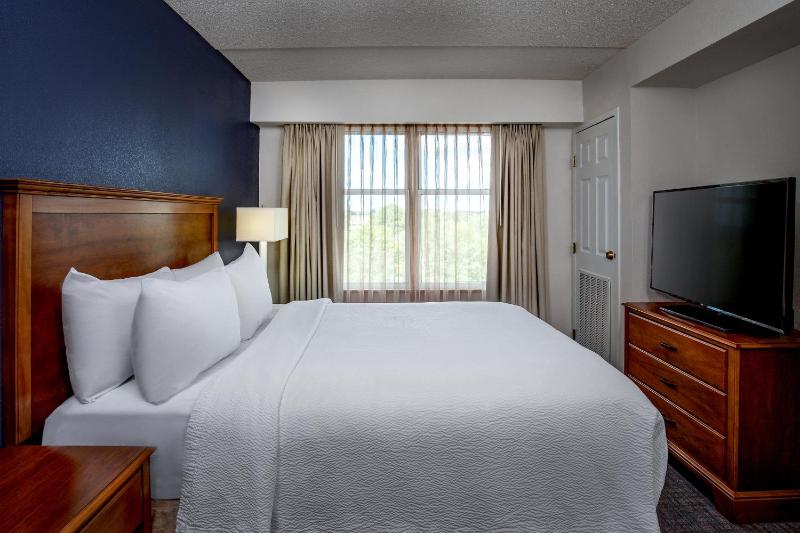 One-Bedroom Queen Suite, Sofa Bed, Full Kitchen, Living Space image 1