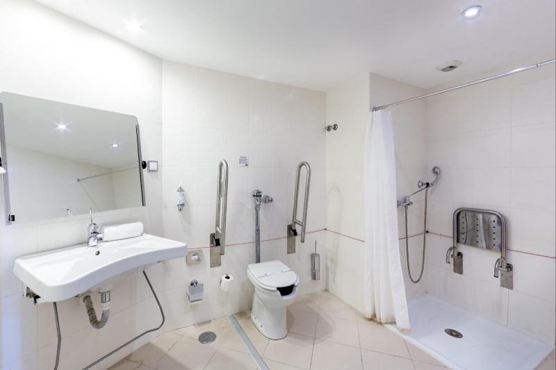 Standard Double Room - Disability Access image 4