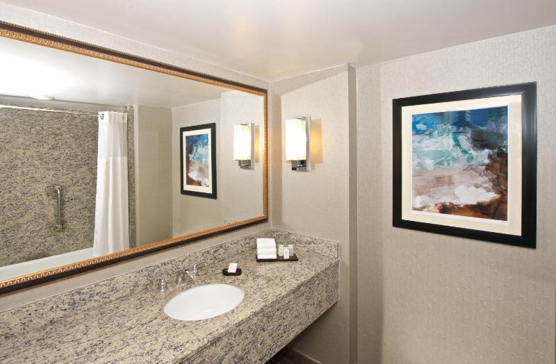 Queen Suite with Two Queen Beds - Non-Smoking image 2