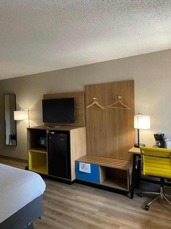 King Room with Bathtub with Grab Bars - Mobility Accessible/Non-Smoking image 2