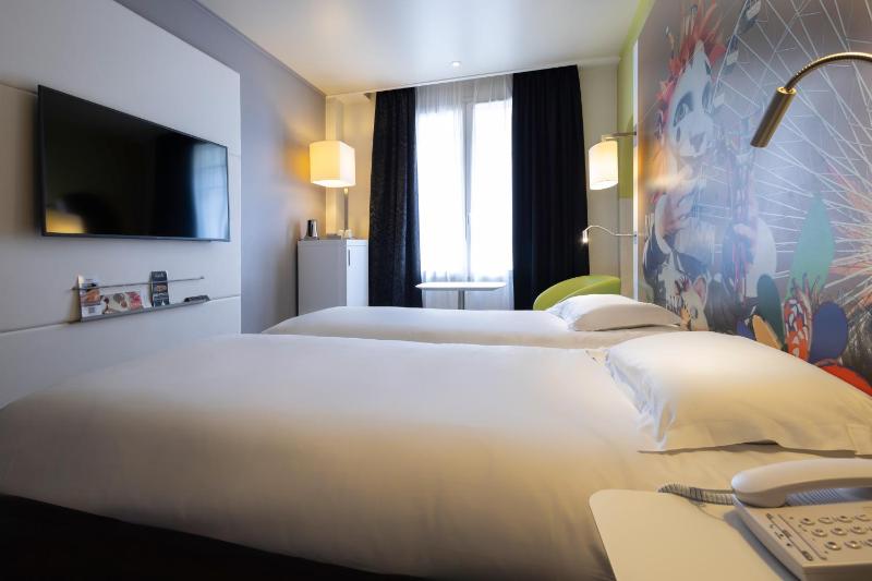 Standard Twin Room image 4