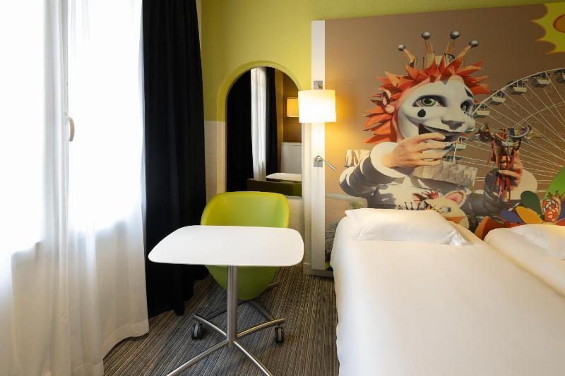 Standard Twin Room image 2