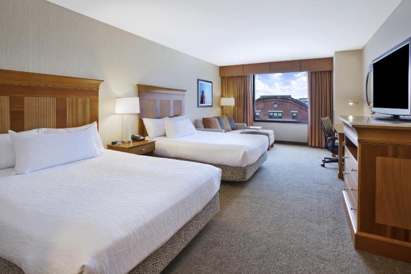 Queen Room with Two Queen Beds and City View image 2
