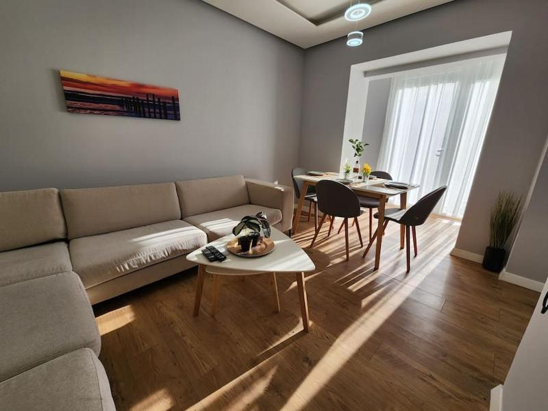 Cozy Midtown Apartment in Tirana - image 1